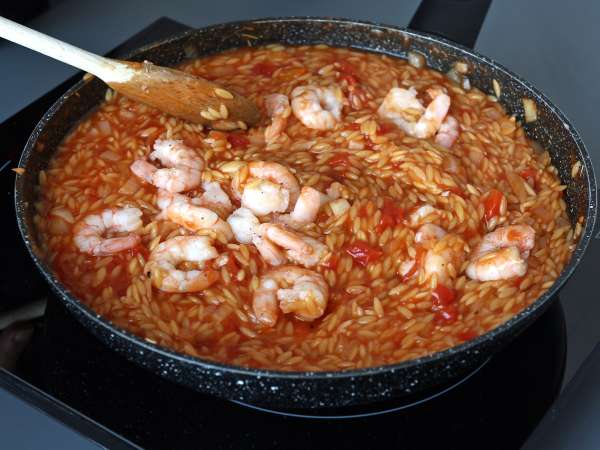 Orzo-pasta med tomater og rejer tilberedt som en risotto - Forberedelse trin 6