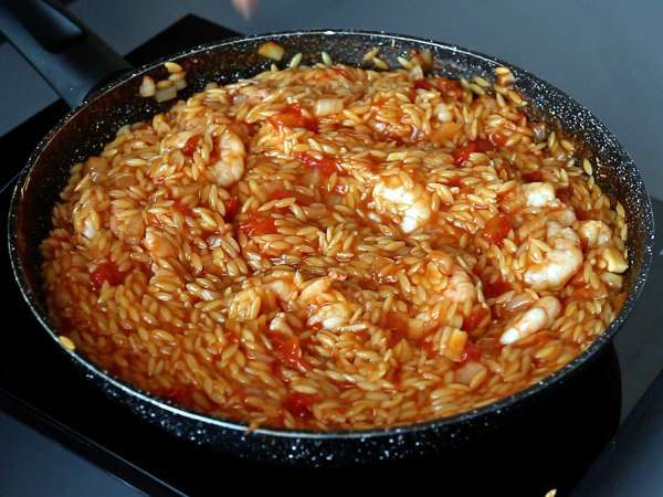 Orzo-pasta med tomater og rejer tilberedt som en risotto - Forberedelse trin 7