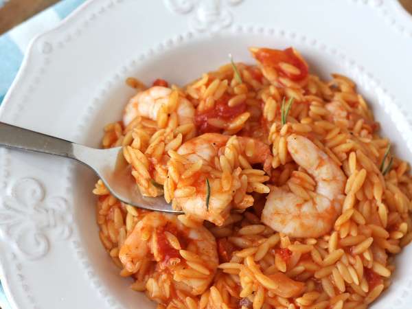 Orzo-pasta med tomater og rejer tilberedt som en risotto - Forberedelse trin 8