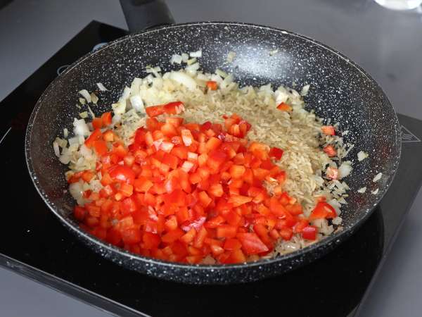 One pot med kylling, ris med tomat og peberfrugt - Forberedelse trin 4