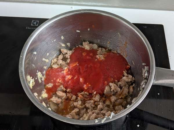 Ovnbagt rigatoni-timballo med pølse, bechamelsauce og mozzarella - Forberedelse trin 2