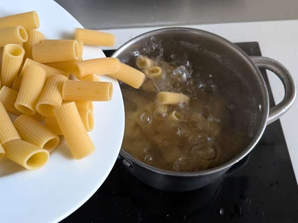 Ovnbagt rigatoni-timballo med pølse, bechamelsauce og mozzarella - Forberedelse trin 6