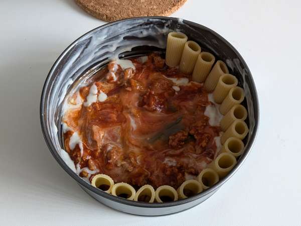 Ovnbagt rigatoni-timballo med pølse, bechamelsauce og mozzarella - Forberedelse trin 8