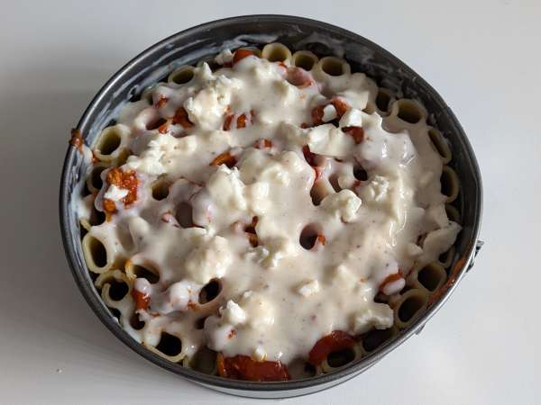 Ovnbagt rigatoni-timballo med pølse, bechamelsauce og mozzarella - Forberedelse trin 10