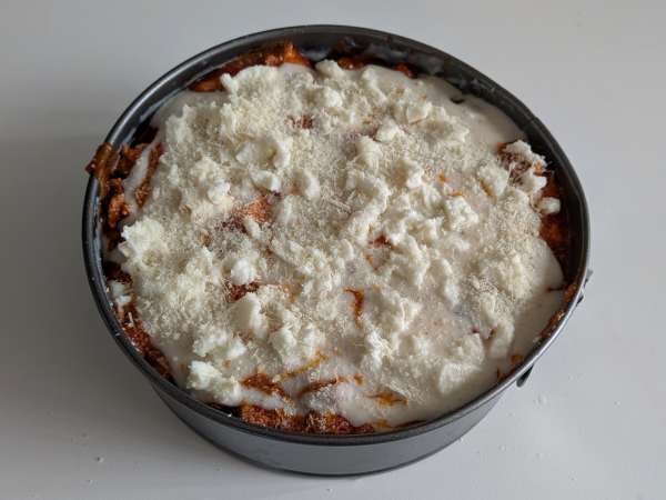 Ovnbagt rigatoni-timballo med pølse, bechamelsauce og mozzarella - Forberedelse trin 12