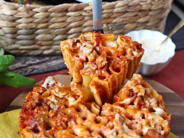 Ovnbagt rigatoni-timballo med pølse, bechamelsauce og mozzarella - Forberedelse trin 15