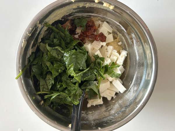 Salte kager med feta, tørrede tomater og spinat - Forberedelse trin 4