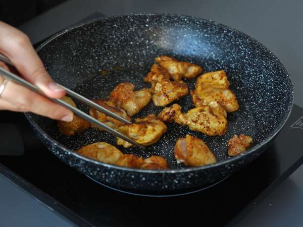 Udon-nudler med kylling og en cremet thailandsk karrysauce - Forberedelse trin 2