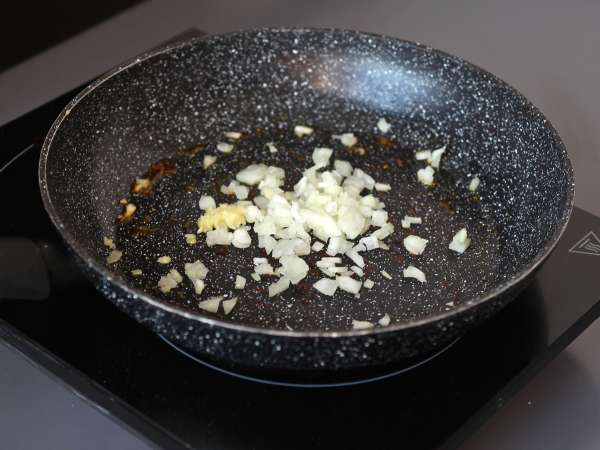 Udon-nudler med kylling og en cremet thailandsk karrysauce - Forberedelse trin 3