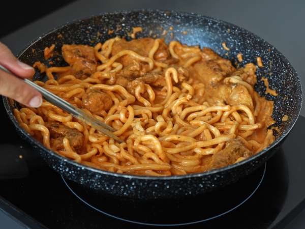 Udon-nudler med kylling og en cremet thailandsk karrysauce - Forberedelse trin 5
