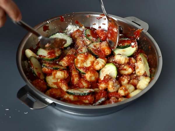 Hurtig opskrift på gratin med gnocchi, courgette og mozzarella - Forberedelse trin 3
