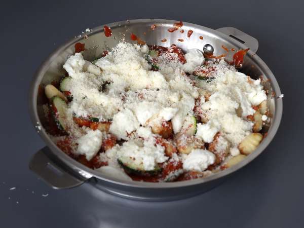 Hurtig opskrift på gratin med gnocchi, courgette og mozzarella - Forberedelse trin 4