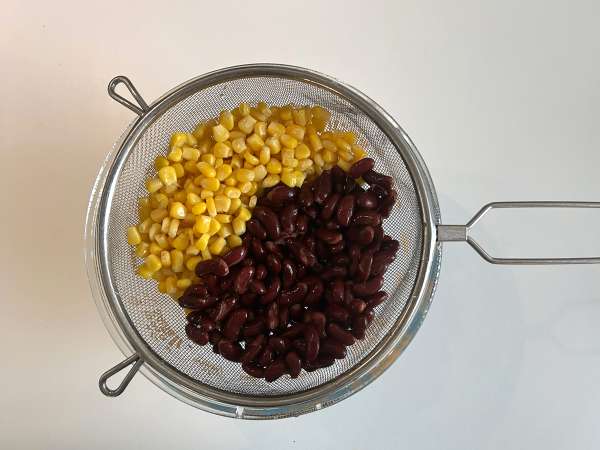 Proteinrig quinoasalat med røde bønner og majs - Forberedelse trin 3