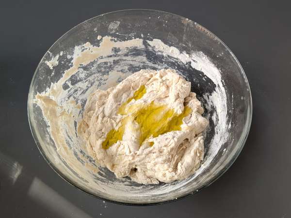 Høj og luftig focaccia med cherrytomater, oliven og oregano - Forberedelse trin 3