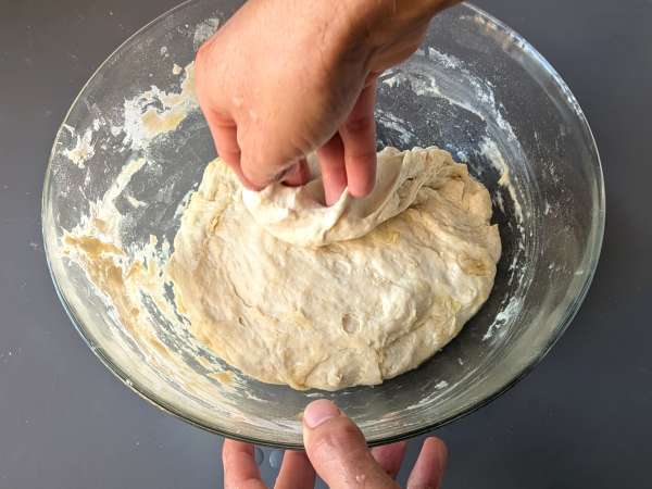 Høj og luftig focaccia med cherrytomater, oliven og oregano - Forberedelse trin 5