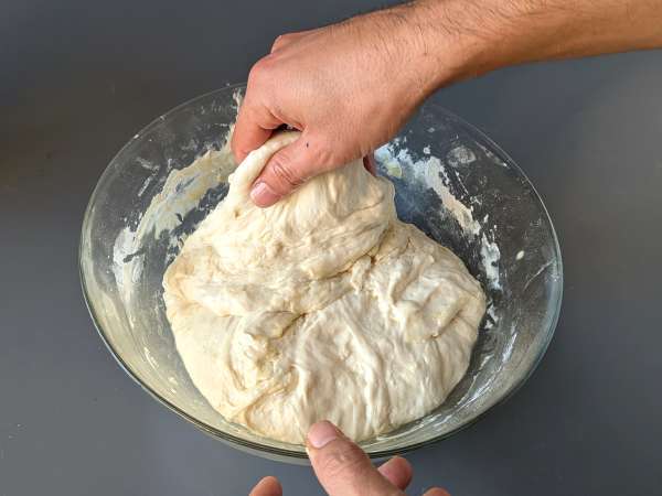 Høj og luftig focaccia med cherrytomater, oliven og oregano - Forberedelse trin 7