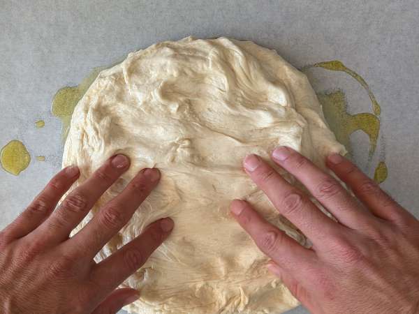 Høj og luftig focaccia med cherrytomater, oliven og oregano - Forberedelse trin 8