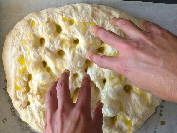 Høj og luftig focaccia med cherrytomater, oliven og oregano - Forberedelse trin 10