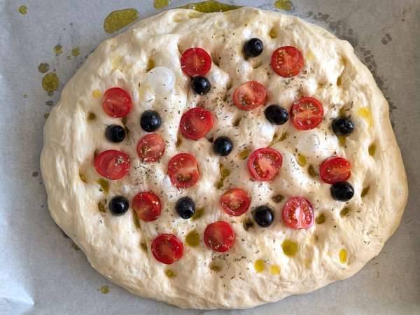 Høj og luftig focaccia med cherrytomater, oliven og oregano - Forberedelse trin 11