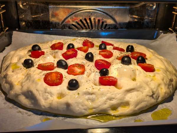 Høj og luftig focaccia med cherrytomater, oliven og oregano - Forberedelse trin 12
