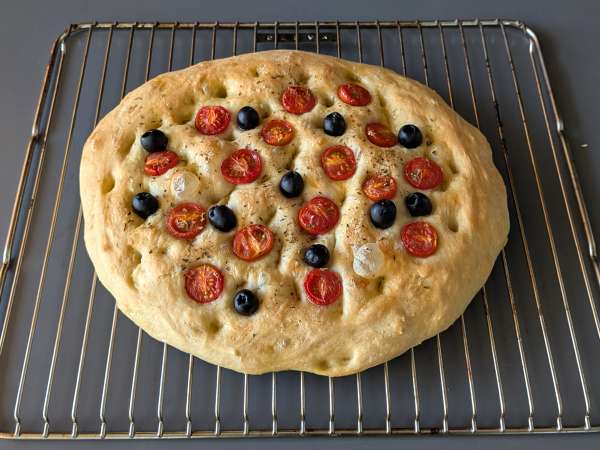 Høj og luftig focaccia med cherrytomater, oliven og oregano - Forberedelse trin 13