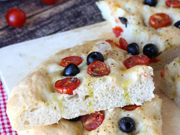 Høj og luftig focaccia med cherrytomater, oliven og oregano - Forberedelse trin 14