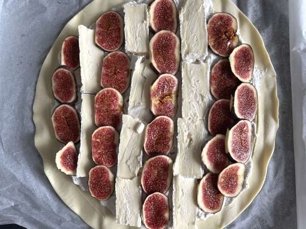 Tynd tærte med figner, brie og valnødder - Forberedelse trin 6