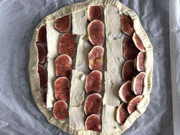 Tynd tærte med figner, brie og valnødder - Forberedelse trin 7