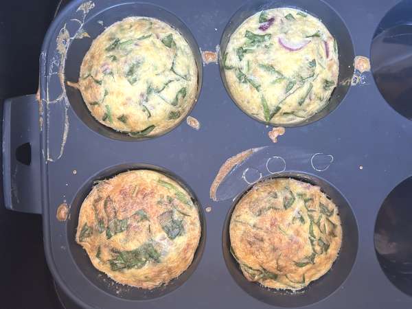 Æggebidder med hytteost i luftfritøren: nemme og proteinrige æggebidder - Forberedelse trin 4
