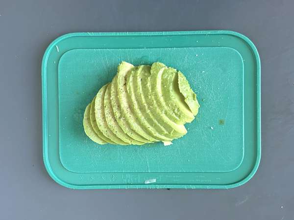 Toast med avokado og hytteost med krydret honning - Forberedelse trin 2
