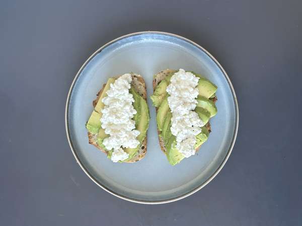 Toast med avokado og hytteost med krydret honning - Forberedelse trin 3