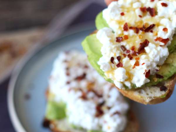 Toast med avokado og hytteost med krydret honning - Forberedelse trin 4