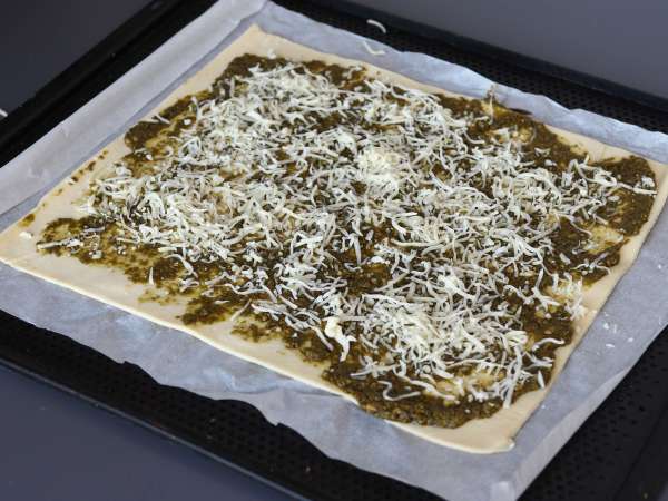 Bladerdejsring med pesto, mozzarella og tørrede tomater - Forberedelse trin 2