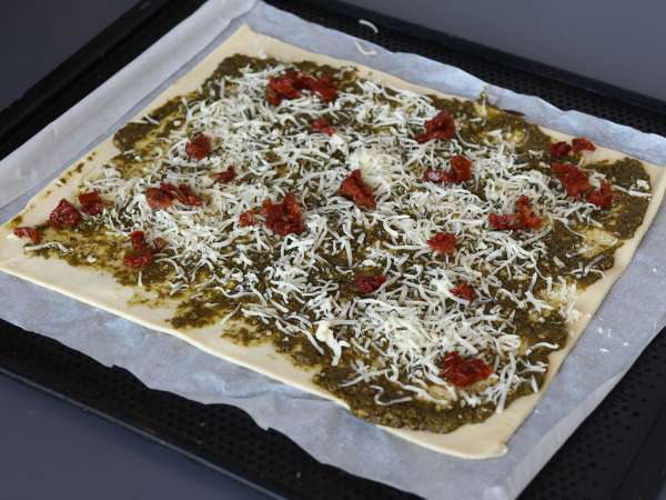 Bladerdejsring med pesto, mozzarella og tørrede tomater - Forberedelse trin 3