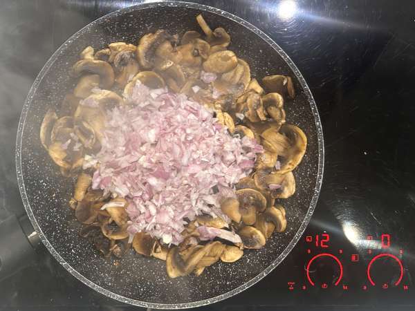 Quiche uden bund med svampe, bacon og hytteost - Forberedelse trin 3