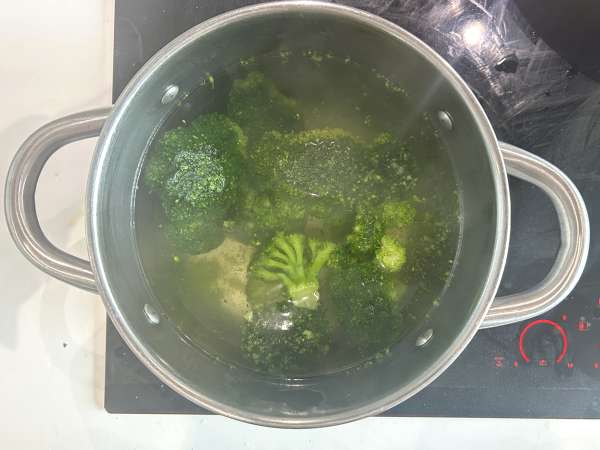 Quiche uden bund med broccoli, pancetta og hytteost - Forberedelse trin 2