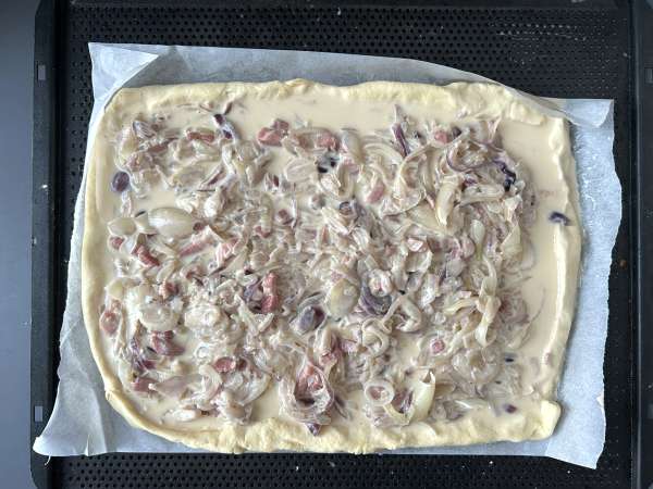 Zwiebelkuchen: den tyske tærte med bløde løg og bacontern - Forberedelse trin 9