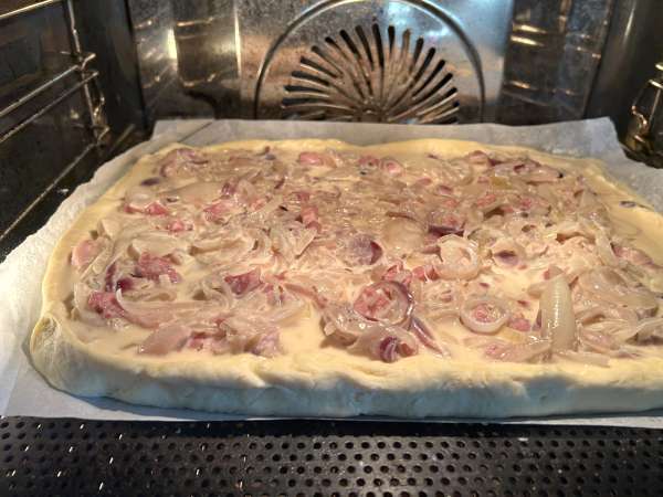 Zwiebelkuchen: den tyske tærte med bløde løg og bacontern - Forberedelse trin 10