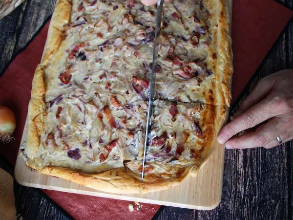 Zwiebelkuchen: den tyske tærte med bløde løg og bacontern - Forberedelse trin 11