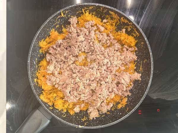 Quiche uden bund med tun, gulerødder og cottage cheese: nem og proteinrig - Forberedelse trin 3