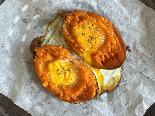 Bagt sød kartoffel med æg, feta, honning og valnødder - Forberedelse trin 4