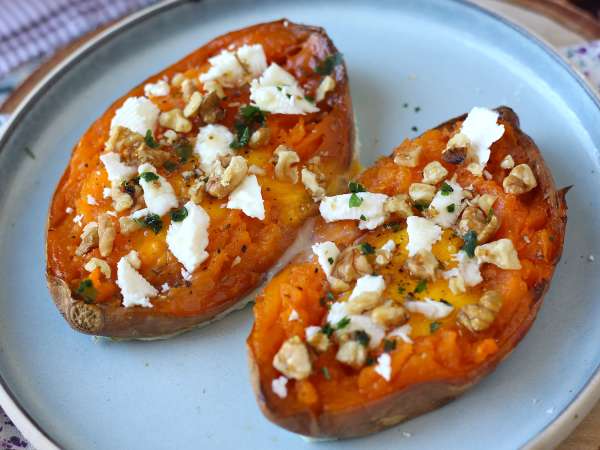 Bagt sød kartoffel med æg, feta, honning og valnødder - Forberedelse trin 5
