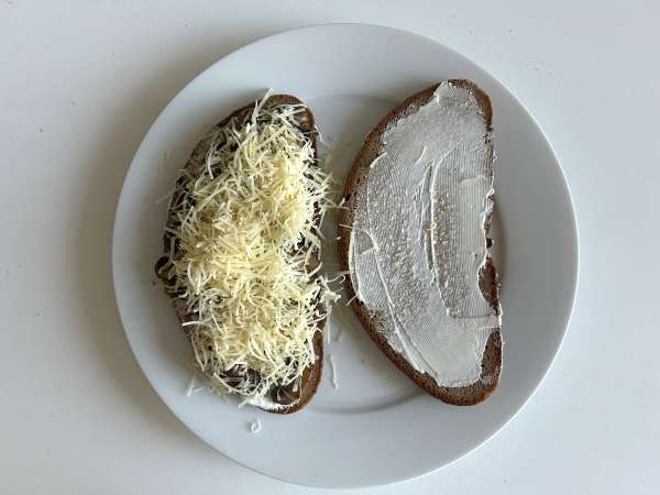 Grillet ostesandwich med champignon og revet ost - Forberedelse trin 8