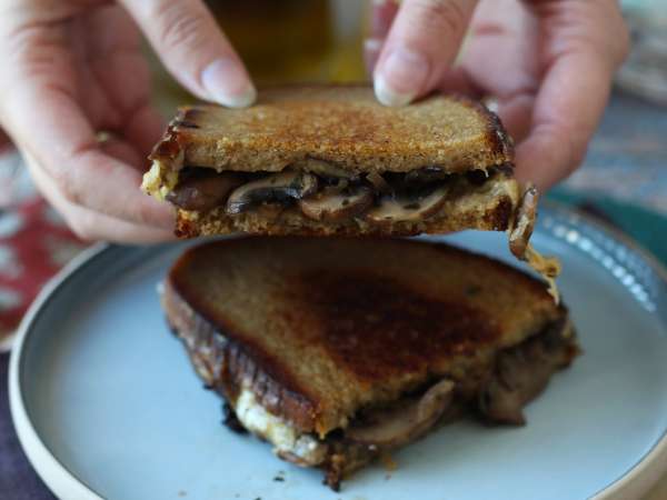 Grillet ostesandwich med champignon og revet ost - Forberedelse trin 11