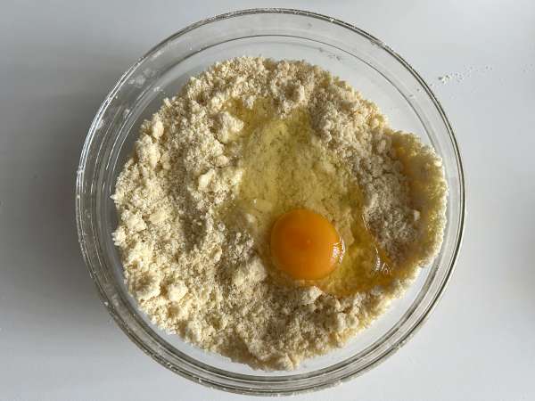 Szarlotka: polsk æbletærte med sprød topping - Forberedelse trin 3