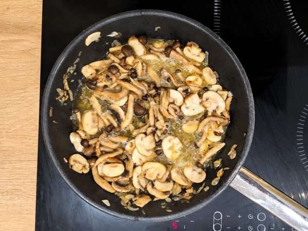 Pasta med shimeji-svampe og brune svampe, cremet sauce - Forberedelse trin 5