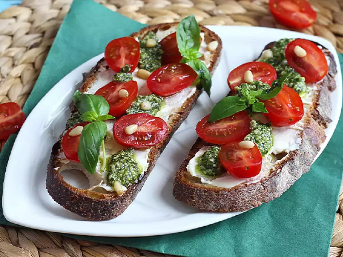 Åbne sandwich med flødeost, pesto og cherrytomater