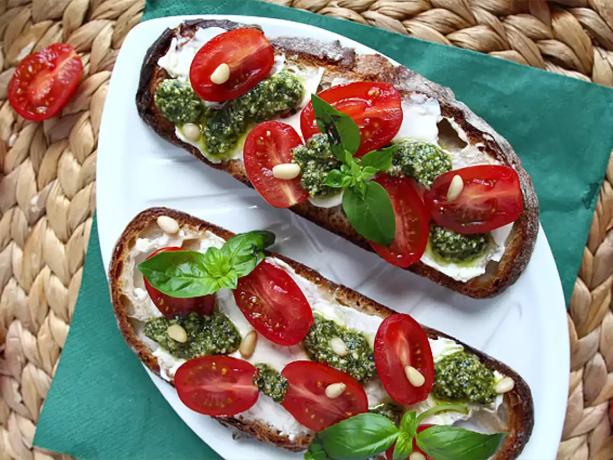 Åbne sandwich med flødeost, pesto og cherrytomater - foto 2