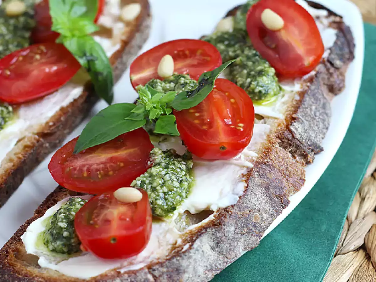 Åbne sandwich med flødeost, pesto og cherrytomater - foto 3