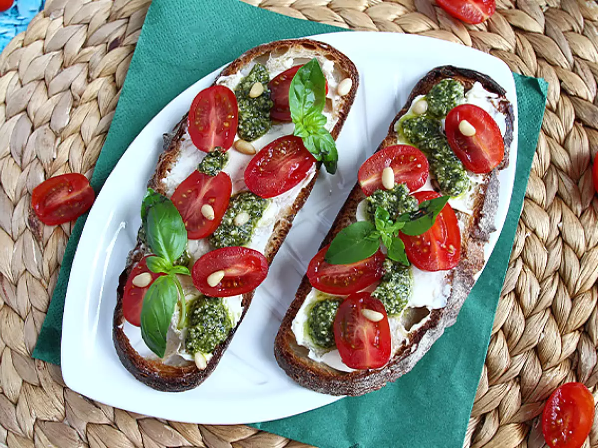 Åbne sandwich med flødeost, pesto og cherrytomater - foto 4